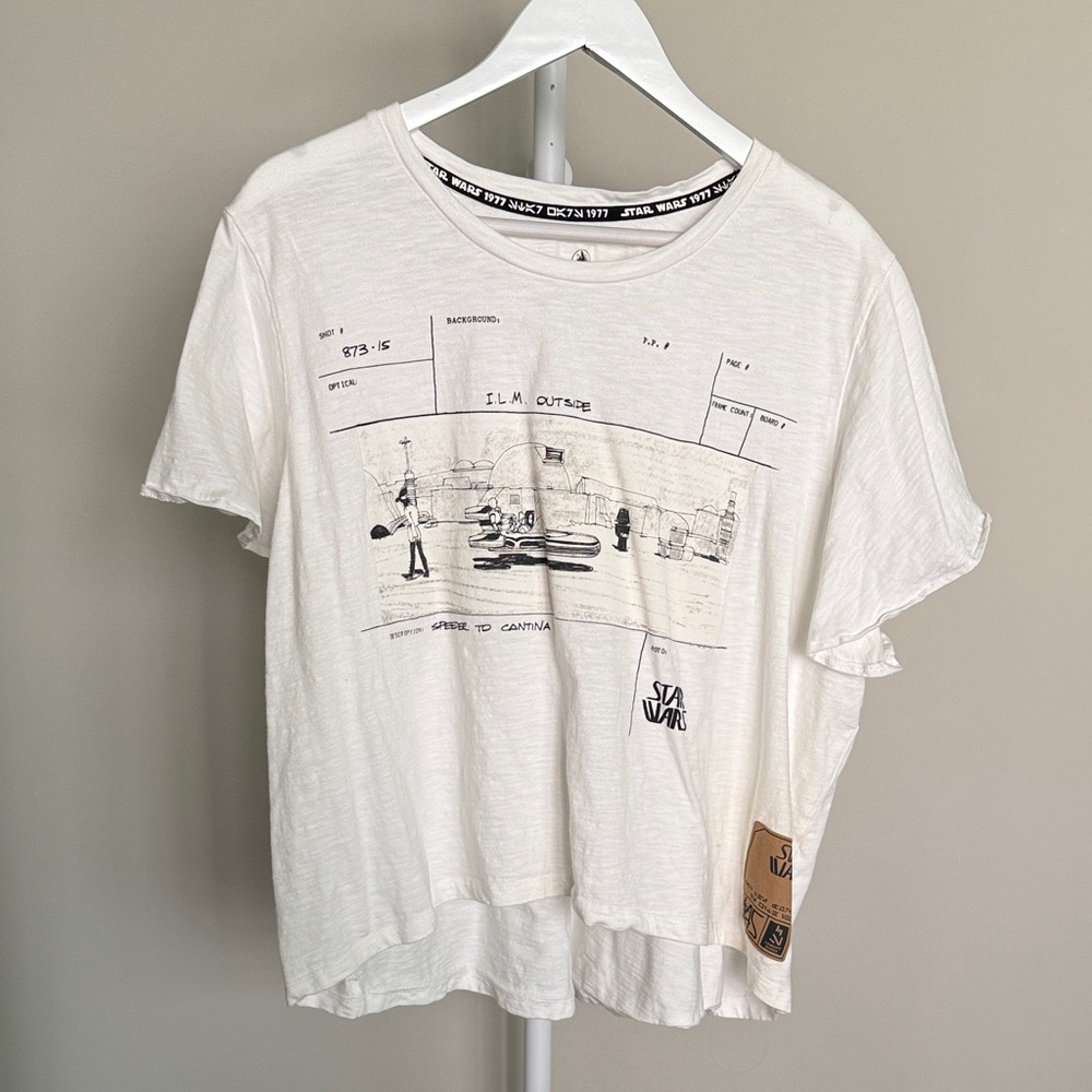 Disney Star Wars White T-Shirt. Design changes with heat. Ultraviolet ink.